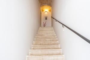 滨海波利尼亚诺WePuglia - Catarì的建筑中拥有白色墙壁和天花板的楼梯