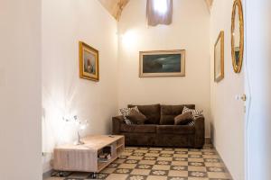 滨海波利尼亚诺WePuglia - Catarì的客厅配有沙发和桌子