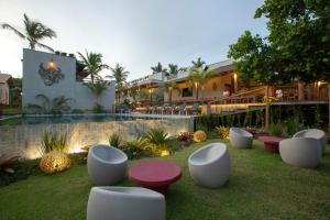 阿拉亚尔达茹达Santa Aldeia Hotel的拥有一排白色椅子和游泳池的度假村