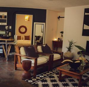 温特和克ALLURING SELF CATERING 2 BEDROOM VILLA at BOKMAKIERIE VILLAS的带沙发和镜子的客厅