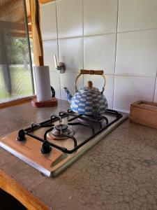 CholilaWau Purul的厨房里的炉灶上的茶壶
