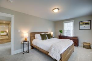 拉特兰Updated Home in Heart of Rutland, Near Slopes的一间卧室设有一张大床和一个窗户。