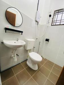 Kampong BembanI-STAY 01 JK Roomstay的一间带卫生间、水槽和镜子的浴室