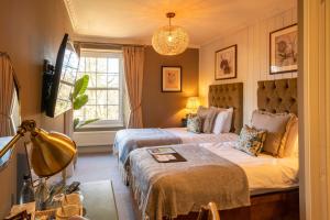 伯福德Prince of Burford的酒店客房设有两张床和窗户。