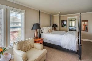 卡农海滩Cannon Beach Hotel Collection的一间卧室配有一张床、一张沙发和一把椅子