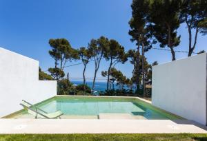卡莱利亚德帕拉弗鲁赫尔Luxury villa in front of the beach ONA的一座享有海景的游泳池