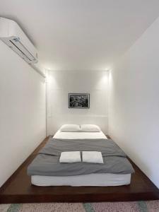 邦拉Chatel BKK的一间白色客房,内配两张床