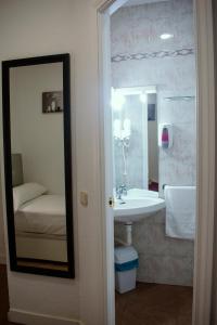 马德里Hostal Ártico的一间带水槽和镜子的浴室