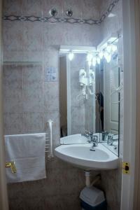 马德里Hostal Ártico的一间带水槽和镜子的浴室