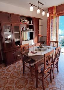 巴切诺La Beccaccia的一间带木桌和椅子的用餐室