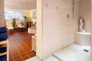 黑尔戈兰岛英叙兰纳瑞克曼酒店的带淋浴和盥洗盆的浴室