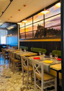 圣马力诺Rainbow Hotel Depandance Joli的餐厅里一排桌椅