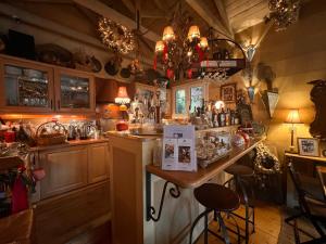 卡尔派尼西翁Anerada inn Suites & Villa - Pet Friendly的一个带柜台和酒吧的厨房
