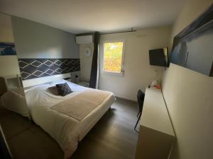 圣康坦法拉维耶拉罗斯利尔酒店的一间小卧室,配有床和窗户