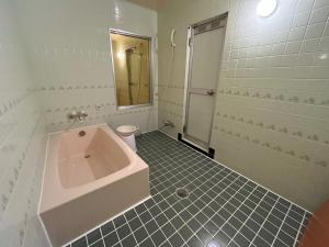 旭川旭川ホテルユニオン-大人専用的白色的浴室设有水槽和淋浴。