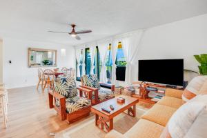 利胡埃Kauai Beach Villas E5的带沙发和平面电视的客厅
