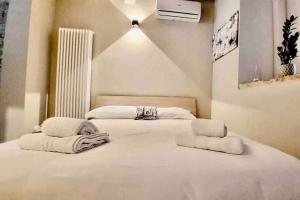 帕尔马Luxury Home in Centro Da Marghe by Revenue House的白色卧室配有两张带毛巾的床