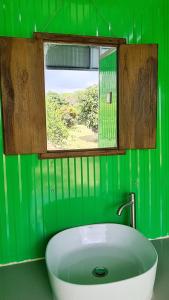 Ban Nong TakhainVilla Noina Glamping的绿色浴室设有水槽和窗户