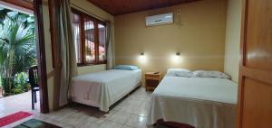 伊瓜苏港Hospedaje Jose Gorgues的一间卧室设有两张床和窗户。