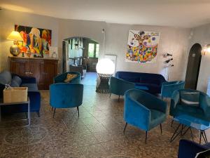 圣康坦法拉维耶拉罗斯利尔酒店的客厅配有蓝色的椅子和桌子