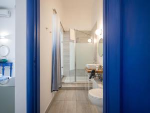 那不勒斯波旁酒廊住宿加早餐旅馆的浴室配有卫生间、盥洗盆和淋浴。