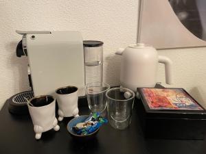 兹沃勒B&B in de Steenstraat的咖啡壶和杯子的柜台