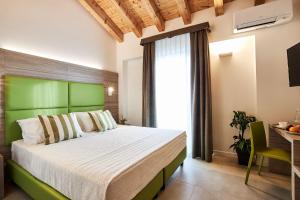 卡奥莱Brussa Horse Oasi的一间卧室配有一张大床和绿色床头板