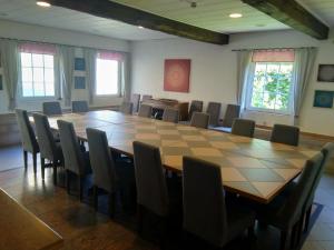 黑伦塔尔Farm Stay Heidehof的一间会议室,配有大桌子和椅子