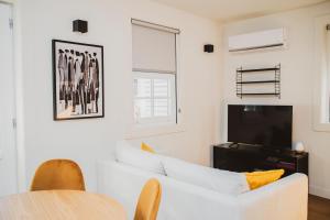 吉马良斯Casa de Couros的客厅配有白色沙发和电视