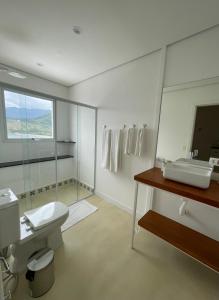 圣塞巴斯蒂安Villa Dei Fiori的一间带卫生间、水槽和镜子的浴室