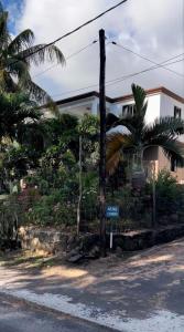 勒莫尔尼Résidence au bout du Morne的棕榈树房子前面的街道标志