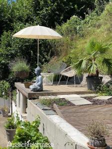 蓬高地区圣法伊特Happy Amadei的坐在伞下的一个女人的雕像
