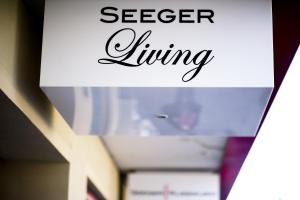 卡尔斯鲁厄SEEGER Living Comfort Downtown的一张房间的照片,上面写着秘密生活