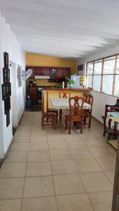 埃斯孔迪多港Casa Sixta的厨房以及带桌椅的用餐室。