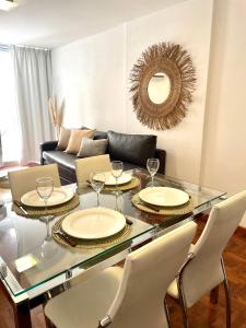 科尔多瓦巴尔卡斯豪华公寓的一间设有玻璃桌和椅子的用餐室