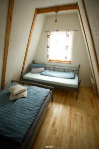 ŠišavaChalet Tupara attic的小型客房 - 带2张床和窗户