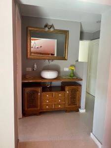 维拉卡洛斯帕兹La Casa de Mabel的一间带水槽和镜子的浴室