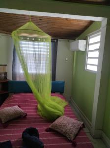 勒马兰Chez Axel的一间卧室,配有一张带蚊帐的床