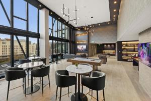 华盛顿Global Luxury Suites at Capitol Hill的一间带桌子和乒乓球桌的餐厅