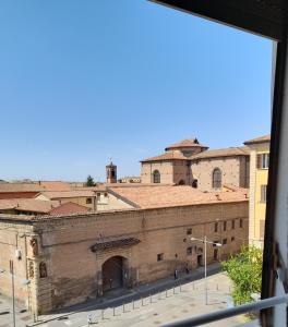 博洛尼亚D'AZEGLIO 62 LUXURY ROOMS的从窗户可欣赏到城市美景