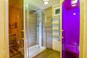 考斯赛力克Apartment U Lejbusia的带浴缸和玻璃淋浴间的浴室。