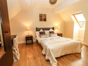 波弗特Rocklands House的一间卧室设有一张大床和一个窗户。