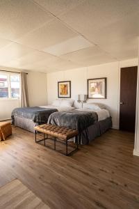 DeerwoodCuyuna Lakes Stay的一间卧室配有两张床,内设长凳