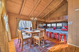 东斯特劳兹堡Lakefront Poconos Cottage - Deck, Fire Pit and Grill的厨房以及带桌椅的用餐室。