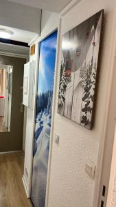 拉富la foux d'allos au pied des pistes的通往一个房间的门,房间上贴着滑雪缆车的照片