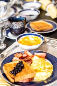 MembertouBack Home Bed and Breakfast的包括鸡蛋烤面包和水果的早餐盘