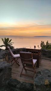TigalateCasa Rural Quinta Los Naranjos的一张桌子和椅子,坐在甲板上,享有海景