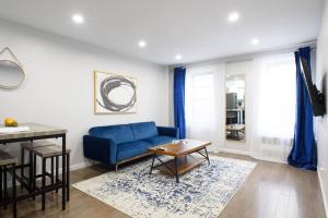 纽约350-2A Prime gramercy Newly renovated 1BR sleeps 4的客厅配有蓝色的沙发和桌子