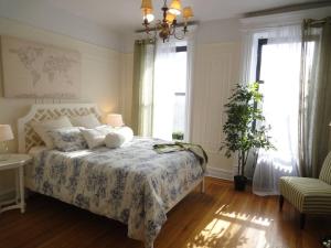 纽约211-3 Prime Union Square Large 1BR Great value的一间卧室配有一张带花卉床罩的床和两个窗户