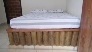 圣托梅-达斯莱特拉斯Pousada Rústica的木制平台顶部的一张床